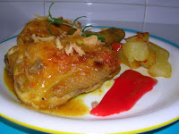 Pollo En Salsa Española  Al Curry Y Crujiente De Cebolla
