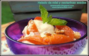 
helado De Miel Y Nectarinas Asadas.
