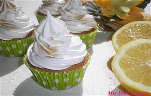 Cupcakes De Limón Rellenos De Cuajada De Limón Y Cubiertos Con Merengue                                          
