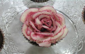 Cupcake De Chocolate Y Rosas Decorando
