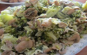 Bolitas De Patata Y Langostinos Acompañadas De Brócoli Con Champiñones Y Huevo
