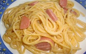 Spaguetti Con Queso Cheddar Y Salchicha
