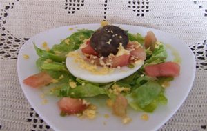 Huevos Rellenos De Delicias De Morcillas Rios Y Ensalada

