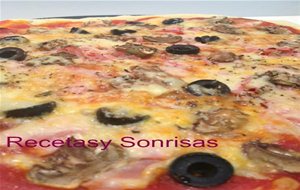 Pizza De Jamón, Champiñones , Olivas Y Mozzarella Con Un Toque Especial
