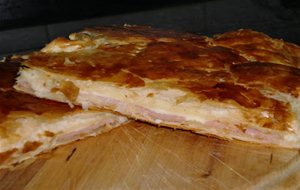 Empanada Hojaldrada De Jamón Y Queso
