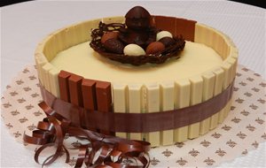 Tarta Con Kit Kat  De Chocolate Blanco Y Crema De Fresa

