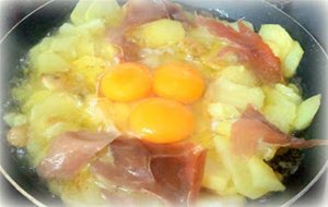 Huevos Rotos Con Jamón Serrano
