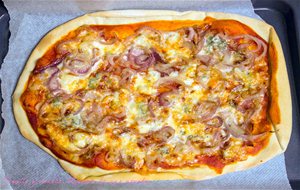 Pizza Con Bacon, Cebolla Y Queso Gorgonzola
