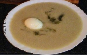 Sopa De Escarola Y Almendras

