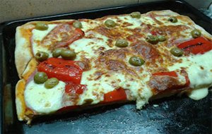 Pizza De Jamón Y Morrones A La Piedra

