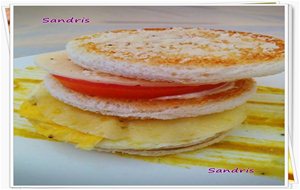 Sandwich Con Huevo, Tomate, Queso Y Mostaza
