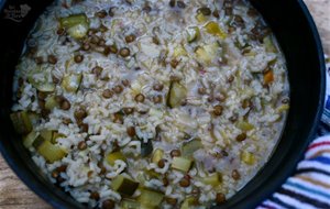 Menestra de arroz, calabacines y lentejas