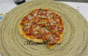 Pizza De Masa Integral De Jamón York, Bacon, Champiñon, Pimientos De Piquillo Y Queso.
