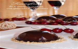 Semiesferas De Mousse De Cerezas Con Glaseado De Chocolate 
