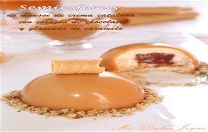 Semiesferas De Mousse De Crema Catalana Con Corazón De Chocolate Y Glaseado De Caramelo
