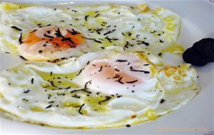 Huevos Fritos Con Virutas De Trufa Negra
