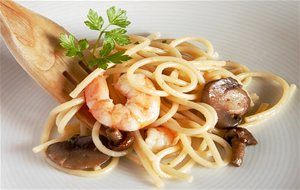 Espaguetis A La Mantequilla De Ajo Y Perejil Con Langostinos Y Setas
