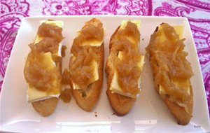 Delicias  De Surimi  Y Tosta De Brie Con Cebolla Caramelizada
