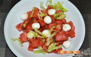 Tartar De Tomate, Sandía, Albahaca Y Perlas De Mozzarella