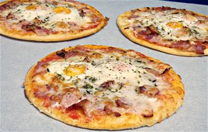 Mini Pizzas De Beicón Y Huevos De Codorniz
