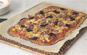 Pizza Proteica De Jamón Y Tomates Secos Con Base De Brócoli
