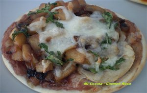 Pizza De Paté, Manzana Y Cebolla Caramelizada Al Vino Moscatel Con Champiñones Y Rúcula
