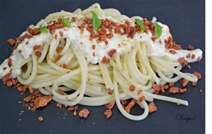 Espaguetis Con Crema De Queso Y Crujiente De Jamón 

