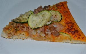 Pizza De Calabacin Y Atún
