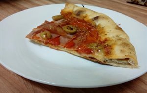 Pizza De Jamón York Con Borde Relleno De Gorgonzola
