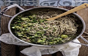 Curry Verde De Verduras Con Espaguetis Integrales En El Wok Wmf