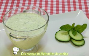 Receta De Sopa Fría De Pepino, Yogur Y Semillas De Chia
