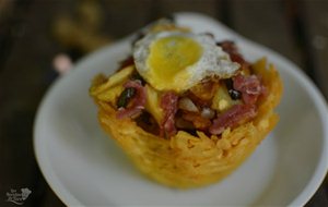 
cesta De Patatas Con Huevos Rotos Y Jamón.
