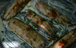
lomos De Sardinas Ahumadas En Cama De Hummus Y Toque De Salsa Tabasco&#174; Chipotle
