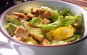 Ensalada De Tofu Y Aguacate
