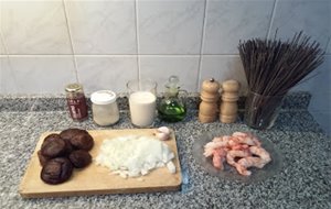 Spaghetti Negros Con Shiitake, Langostinos Y Salsa De Jengibre

