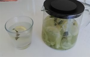 Agua De Limón Y Pepino Con Hierbabuena
