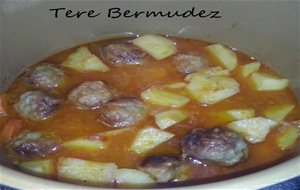 Albóndigas Con  Patatas En Olla Gm
