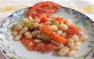 Ensalada De Alubias Blancas Y Verduras Del huerto