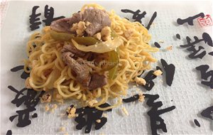 Fideos Chinos Sobre Tierra De&nbsp;avellanas