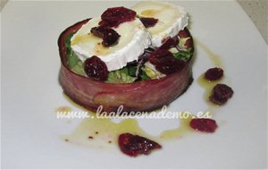 Ensalada Con Crujiente De Bacon, Rulo De Cabra Y Arándanos