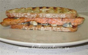 Tosta De Salmón, Roquefort Y Mantequilla Aromatizada De Estragón