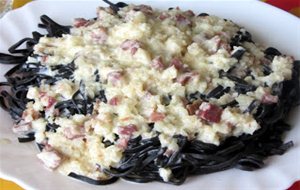 Pasta Negra Con Salsa De Jamón Y Langostinos
