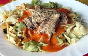 Pasta Con Caballa Y Salsa De Piquillos
