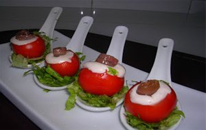 Tomate Cherry Relleno De Crema De Anchoas Y Surimi
