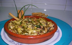 Revuelto De Tallos De Ajo, Champiñones Y Gambas
