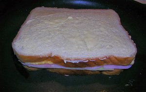 Sandwich De Jamon De York, Queso Y Tortilla
