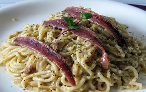 Espagueti A La Carbonara De Aceitunas Y Anchoas
