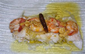 Merluza Al Horno Con Salteado De Ajos Y Gambas
