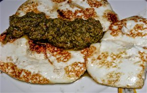 Queso A La Plancha Con Pesto Rojo
