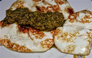 Queso A La Plancha Con Pesto Rojo
